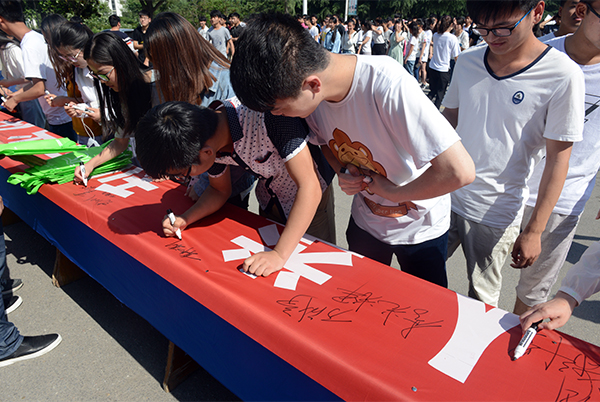 2017.05.17我司举行“全国城市节约用水周”签名活动（王虎 陈静） (35).jpg